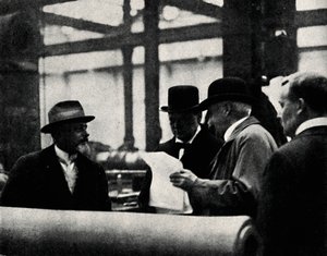 Bir Silah Fabrikasını Denetlemek, c1917, 1945. by Unbekannt