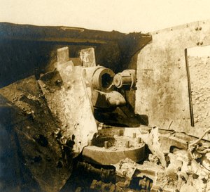 Parçalanmış bir tankın içi, c1914-c1918 by Unbekannt