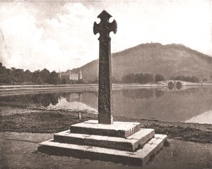 Inveraray Kalesi ve Kelt haçı, Argyll, İskoçya, 1894. by Unbekannt