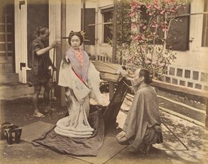 [Geleneksel Kıyafetli İki Erkekle Poz Veren Japon Kadın], 1870