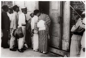 Zeplin hangarına bakan Japon kalabalık, Kasumigaura, Japonya, 1929 1933 by Unbekannt