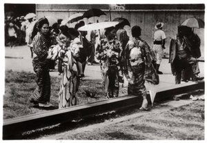 Zeplin hangarındaki Japon kadınları, Kasumigaura, Japonya, 1929 1933 by Unbekannt