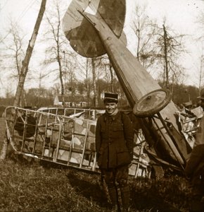 Jean Chaput 11. zaferinin önünde, c1914-c1918 by Unbekannt