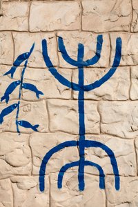 Bir evin duvarındaki Yahudi sembolleri, Hara Kebira, Tunus by Unbekannt