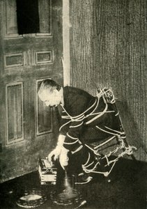 John Nevil Maskelyne, c1910'da bir ruh dolabı illüzyonu gerçekleştirir. by Unbekannt