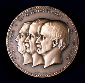 John Russell Hind, Hermann Goldschmidt ve Robert Luther, gökbilimciler, c1900 by Unbekannt