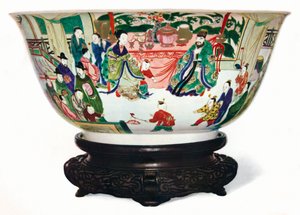 Kangxi Dönemi Famille Verte kasesi, imparatorluk mahkemesinin bir sahnesi, Çince, c1705 by Unbekannt