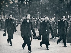 Kral Edward VIII ve üç erkek kardeşi, silah arabasını takip ediyor, 1936 by Unbekannt