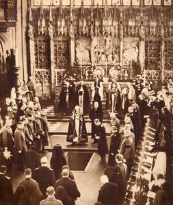Kral Edward VIII, babasının tabutuna toprak serpiyor, 1936. by Unbekannt