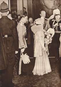 Kral George VI ve Kraliçe Elizabeth, taç giyme töreni onuruna bir öğle yemeği bırakırken, 1937 by Unbekannt