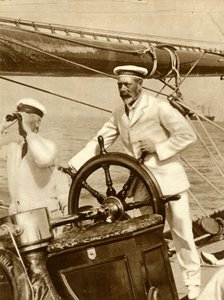 King George V, 1924, 1935 Cowes Regatta haftasında Britannia adlı yatının direksiyonunda. by Unbekannt