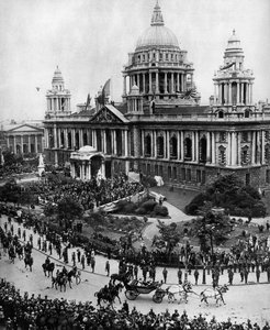 Kral George V, Belfast'ta ilk Ulster parlamentosunu açmak için araba kullanıyor, 1921, 1935 by Unbekannt