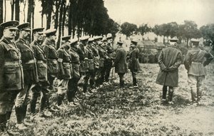 Kral George V, cephe hattındaki müttefik kuvvetleri ziyaret ediyor, Birinci Dünya Savaşı, 1915, c1920. by Unbekannt