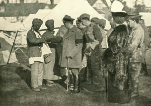 Kral George ve Kraliçe Mary yaralı askerleri ziyaret ediyor, Birinci Dünya Savaşı, 1915, c1920. by Unbekannt