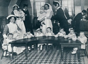 Savaşta babaları ve çalışan anneleri olan çocuklar için Kingsway Hall Kreşi, 1914 by Unbekannt