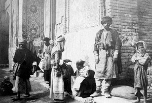 Kürt berber, Kazimain camisinin dışında, Irak, 1917-1919 by Unbekannt
