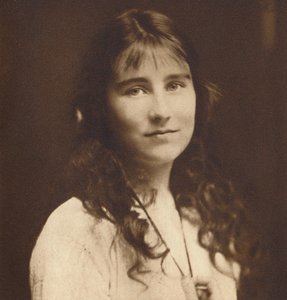 Leydi Elizabeth Bowes-Lyon genç bir kızken, c1917, 1937 by Unbekannt
