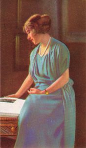 Leydi Elizabeth Bowes-Lyons 1900-2002 by Unbekannt