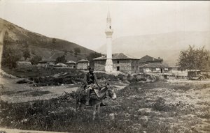 Makedonya, Yunanistan: bir minarenin önünde eşeğe binmiş bir adam - Kartpostal 1914-1918 by Unbekannt