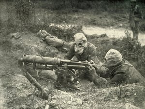 Gaz Kasklarını Takan Hareket Halindeki Makineli Tüfekçiler, 1919. by Unbekannt