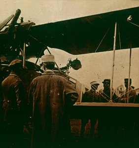 Çift kanatlı bir makineli tüfek, egzozu yukarıya doğru, c1914-c1918 by Unbekannt