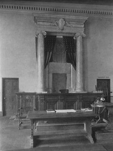 Mahkeme salonundaki sulh yargıç masası, Üçüncü Bölge Mahkemesi, New York, 1924 by Unbekannt