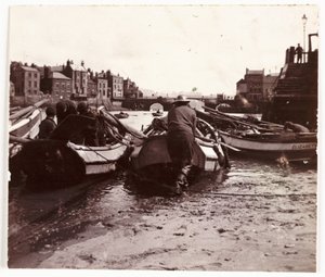 Bir balıkçı teknesini denize indiren adam, Whitby Limanı, 1901 c by Unbekannt