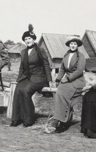 Maria Evgenyevna Golovina, Rasputin sağ sekreteri ve Julia Alexandrovna Den, 1912-1913 by Unbekannt