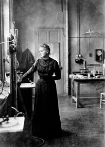 Marie Curie, Polonya doğumlu Fransız fizikçi, laboratuvarında, 1912 by Unbekannt