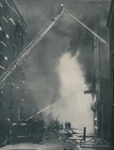 Modern İtfaiyecinin Bir Şehir Yangınına Karşı Çekilmiş Toplu Kuvvetleri, c1935 by Unbekannt
