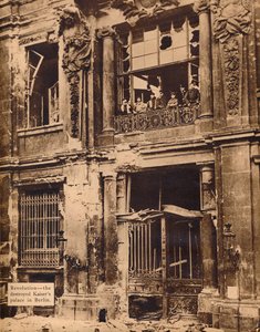 Şehir Sarayının Balkonunda Halk Deniz Tümeni Üyeleri, Aralık 1918, 1918, 193 by Unbekannt