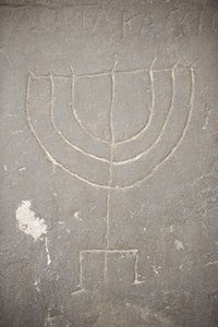 Menora (Menorah) eski bir mezar taşına oyulmuş, Budapeşte, Hongrie by Unbekannt