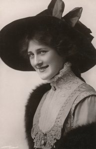 Bayan Phyllis Dare, 1890-1975, c1930. by Unbekannt