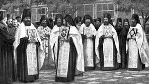 Liturgy ciltlerini taşıyan Yunan kilisesinin rahipleri, Yunanistan, 1922 by Unbekannt