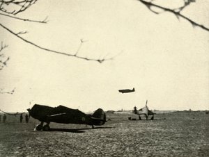 Morane 406, Fransız Curtiss Hawk ve Hurricane, 1939-1940, 1941 ile Vassincourt Havaalanında. by Unbekannt