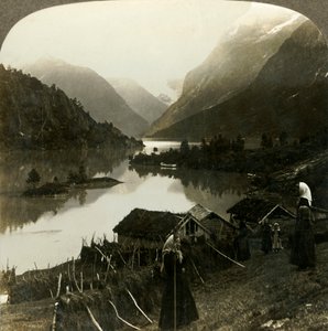 Dağ duvarlı Loen Gölü - güzellik ve ihtişamda rakipsiz - Seten çiftliğinden, Norveç, c1905. by Unbekannt