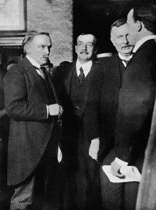 Bay Lloyd George, Bay Runciman ve Bay Henderson, görüşmelerinden sonra Cardiff