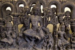Hindistan Ulusal Müzesi, Delhi. Üçlü (Brahma, Vishnu ve Shiva) gösteren lento. Kakatiya by Unbekannt