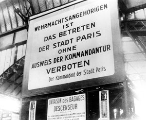 Alman işgali altındaki Paris'te bir tren istasyonunda duyuru, 17 Temmuz 1940 by Unbekannt