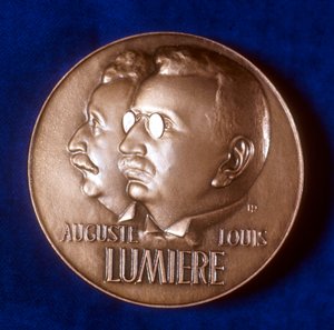 Lumiere kardeşlerin 50 yıllık sinematografisinin anısına madalyanın ön yüzü, 1945 by Unbekannt