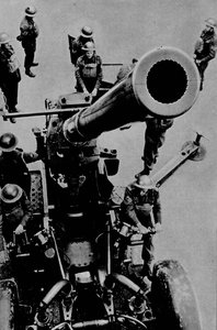 Hedefte! - Savaş taliminde 3,7 inçlik bir silah müfrezesi, 1943 by Unbekannt
