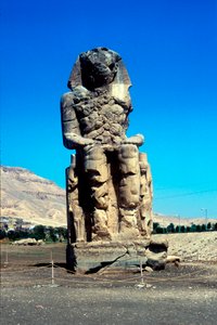 Krallar Vadisi yakınlarındaki Memnon Heykellerinden biri, Mısır, MÖ 14. yüzyıl by Unbekannt