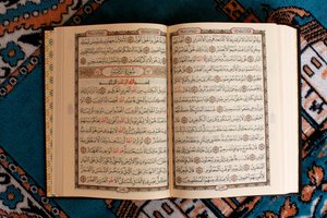 Aç Kuran ve seccade, Tunus by Unbekannt