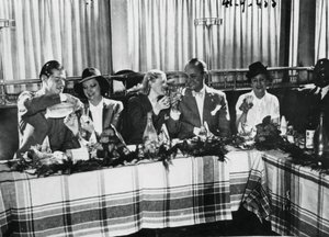 Popüler Fransız şarkıcılar tarafından bir restoranın açılışı, Paris, Eylül 1941 by Unbekannt
