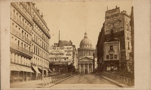 Paris Komünü (1871): Pantheon ve Soufflot sokağının görünümü (büyük reklam panoları Maison de la rue du Pont Neuf