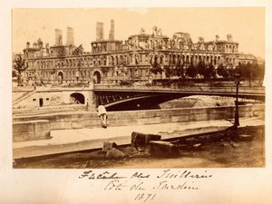 Paris Komünü (1871): Mayıs 1871 yangınından sonra Arcole köprüsü ve Hotel de Ville