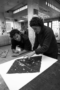 Pasnic gravür atölyesinin kurucu ortağı Pascal Gauvard, Fransız ressam Annie-Paule Thorel. Bir baskının analizi. 2009 yılında Paris'te Pasnic gravür atölyesi. by Unbekannt