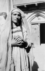İranlı kadın, 1917-1919 by Unbekannt