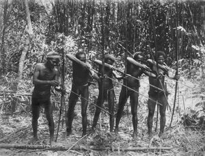 Filipinler: c.1890 Negrito kabilesinin erkek üyeleri avcılık becerilerini gösteriyor (s/b fotoğraf) by Unbekannt