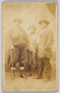 Kimliği belirsiz üç kadının fotoğraflı kartpostalı, 1904-1918. by Unbekannt